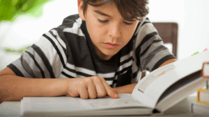 niño leyendo