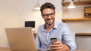 hombre con gafas sonriendo