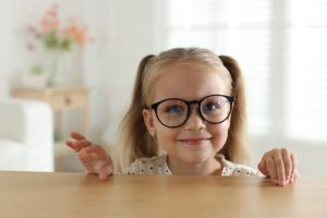 ¿Las gafas frenan la miopía?